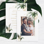 トロピカルウォーター葉カラー金ゴールド結婚の写真 招待状<br><div class="desc">この結婚写真カードは、水色のトロピカルな葉、モンステラ葉の葉、ヤシの木の、バナナ、金ゴールドの背中にトロピカルなパターンを持つアクセントを含むを含む。それはビーチや目的地の結婚式に最適だ。>>>コレクション全体をチェックアウト>>> https://www.zazzle.com/collections/tropical_foliage_gold_collection-119316977990783186</div>