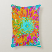 トロピカルオレンジとホットピンクの装飾ダリア アクセントクッション (正面(垂直))