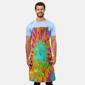 トロピカルオレンジとホットピンクの装飾ダリア エプロン (着用した状態)