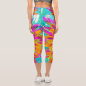 トロピカルオレンジとホットピンクの装飾ダリア カプリレギンス (裏面)