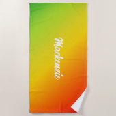 トロピカルカラーの白い文字での名前 ビーチタオル (正面)