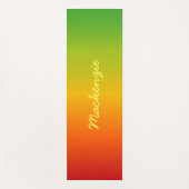 トロピカルカラーグラデーション赤い黄色の緑（名前） ヨガマット (正面)