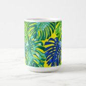 トロピカルグリーンブルーイエローモンステラジャングル葉 コーヒーマグカップ (中央)