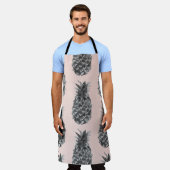 トロピカルグレー&ピンクパイナップルシームレスパターン エプロン (着用した状態)