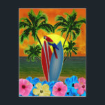 トロピカルサンセット ポストカード<br><div class="desc">サーフボード、ヤシの木、サーフボードの上に置かれたマカオのオウム、および底のハイビスカスの花の後ろの熱帯とカラフルの海の夕日。</div>