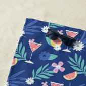 トロピカルシトラスフルーツカクテルアワーパターンブルー ビーチタオル (インサイチュ)