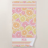 トロピカルシトラスフルーツ柄の名前モノグラム ビーチタオル (正面)