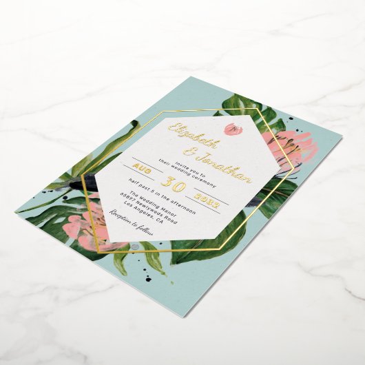 トロピカルジャングルの花と葉のモダンなピンクのデザイン 箔招待状 (回転した状態)