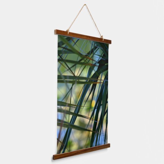 トロピカルジャングルシェードのブルーグリーンとイエロー 吊り下げ型タペストリー (傾斜あり)