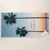 トロピカルティール(緑がかった色)&オレンジパームツリーサンセットシルエット ビーチタオル (正面)