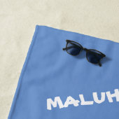 トロピカルハワイアンピースラブネームカラフルブルー ビーチタオル (インサイチュ)