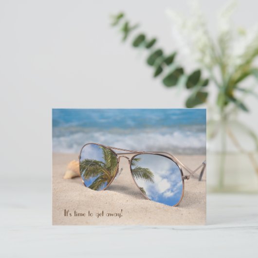 トロピカルバケーション旅行サングラス反射 ポストカード (スタンド正面)