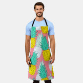 トロピカルパイナップル：赤い漫画シック。 エプロン (着用した状態)