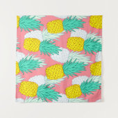 トロピカルパイナップル：赤い漫画シック。 タペストリー (正面(横))