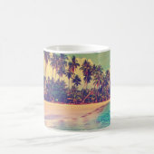 トロピカルパラダイス:海、ホテル、ビーチ。 コーヒーマグカップ (中央)