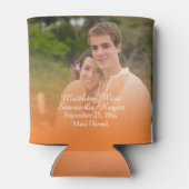 トロピカルパーソナライズされたオレンジビーチ結婚式写真 缶クーラー (裏面)