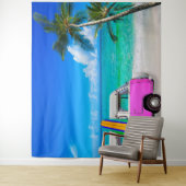 トロピカルビーチシーン明るい赤紫色ピンクヴァン&サーフボード タペストリー (インサイチュ)