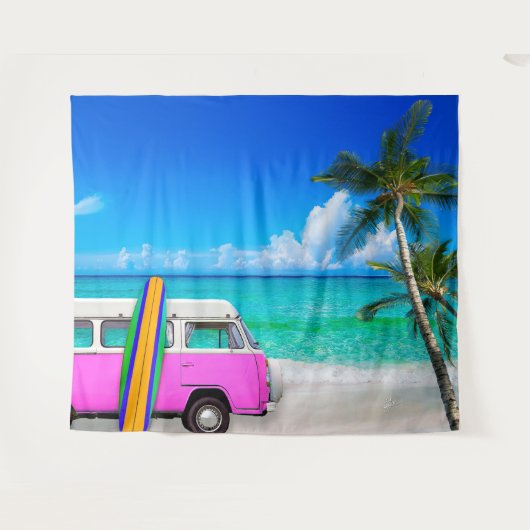トロピカルビーチシーン フクシアピンクのバンとサーフボード タペストリー (正面(横))