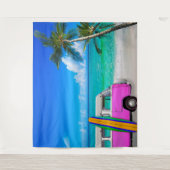 トロピカルビーチシーン フクシアピンクのバンとサーフボード タペストリー (正面)
