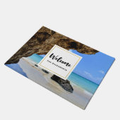 トロピカルビーチ海岸と大きな岩 ドアマット (アングル)