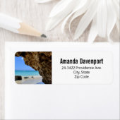 トロピカルビーチ海岸と大きな岩 ラベル (インサイチュ)