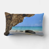 トロピカルビーチ海岸と大きな岩 ランバークッション (正面)