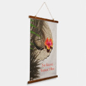 トロピカルビーブスハイビスカスサンハットオンサンドビーチ 吊り下げ型タペストリー (傾斜あり)