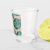 トロピカルピンクとグリーンパーム葉のシームレスパターン ショットグラス (右)