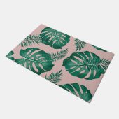 トロピカルピンクとグリーンパーム葉のシームレスパターン ドアマット (アングル)