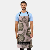 トロピカルピンクと金ゴールドパーム葉のパターンと名前 エプロン (着用した状態)