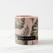トロピカルピンクと金ゴールドパーム葉のパターンと名前 ツートーンマグカップ (中央)
