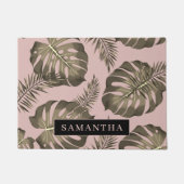 トロピカルピンクと金ゴールドパーム葉のパターンと名前 ドアマット (正面)