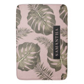 トロピカルピンクと金ゴールドパーム葉のパターンと名前 バスマット (正面縦)