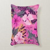 トロピカルピンクハイビスカス – リーフィーフローラデザイン アクセントクッション (正面(垂直))