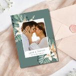 トロピカルフローラ結婚写真お礼 サンキューカード<br><div class="desc">この美表現しくデザインされたトロピカルフローラ写真のサンキューカードを使ったスタイルに対する感謝結婚の気持ち。緑豊かな熱帯離れとフローラのアクセントを備え鮮やか、このカードは暖かい島の雰囲気を放ち、あなたの特別な日を共有するため感謝していに、愛する人に最適な方法を提供する。カードショーケースの前面と背面は、あなたのゲストが大切にする個人的なtouchを加えて、あなたとパートナーの写真を大切にしている。背面には、カスタマイズ可能なメッセージが表示され、自分の言葉で自分の心感謝していを共有することができる。このデザインは優雅さと熱帯しゃれている的で、目的地の結婚式、ビーチのお祝い、または自然のテーマを愛するカップルに理想的なインスパイアを組み合わせる。</div>