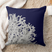 トロピカルホワイトシーコーラルオンネイビーブルービーチ クッション (ブランケット)