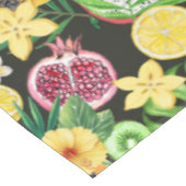 トロピカルミックスフルーツ、花や葉黒の テーブルクロス (アングル)