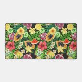 トロピカルミックスフルーツ、花や葉黒の デスクマット (正面)