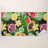 トロピカルミックスフルーツ、花や葉黒の ビーチタオル (正面)