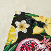 トロピカルミックスフルーツ、花や葉黒の ビーチタオル (インサイチュ)
