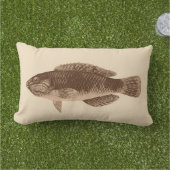 トロピカルリーフカリブのフィッシュ、ダークブラウンon Beige ランバークッション (芝生)