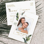 トロピカルリーフ結婚金ゴールドの写真の保存日時 案内ポストカード<br><div class="desc">この写真結婚は、日付はがきを保存する水色の緑の熱帯葉、ヤシの木の葉金ゴールドとバナナの葉アクセントを含むフェイク。ビーチ、夏、目的地の結婚式に最適。>>>コレクション全体をチェックアウト>>> https://www.zazzle.com/collections/tropical_foliage_gold_collection-119316977990783186</div>