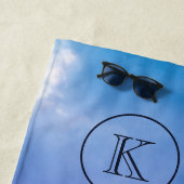 トロピカルレインボーカラーパームツリーサンセットモノグラム ビーチタオル (インサイチュ)