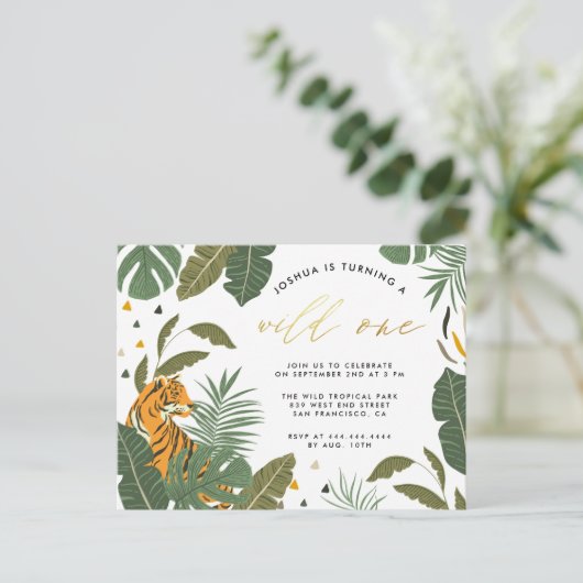 トロピカル葉タイガー金ゴールドワイルドワン誕生日 インビテーションポストカード (スタンド正面)