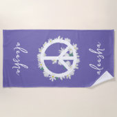 トロピカル フローラル ピース サイン パーソナライズ パープル ビーチタオル (正面)