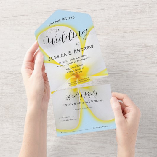 トロピカル、白、黄のプルメリア、フローラ結婚 オールインワン招待状 (貼ってはがせる)