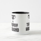 トロフィの夫のおもしろいな結婚式及び誕生日プレゼント マグカップ (中央)