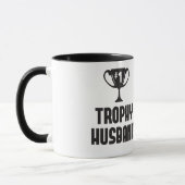 トロフィの夫のおもしろいな結婚式及び誕生日プレゼント マグカップ (左)