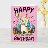トロフィーと山頂を持つ誕生日のハイキング猫 カード (黄色い花)