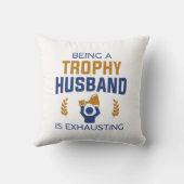 トロフィーの夫は疲れている クッション (裏面)